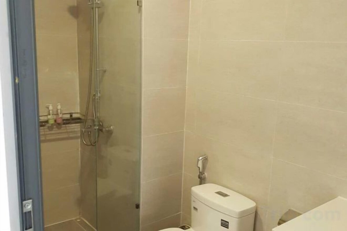 Shower, hydromassage showerhead, free toiletries, hair dryer