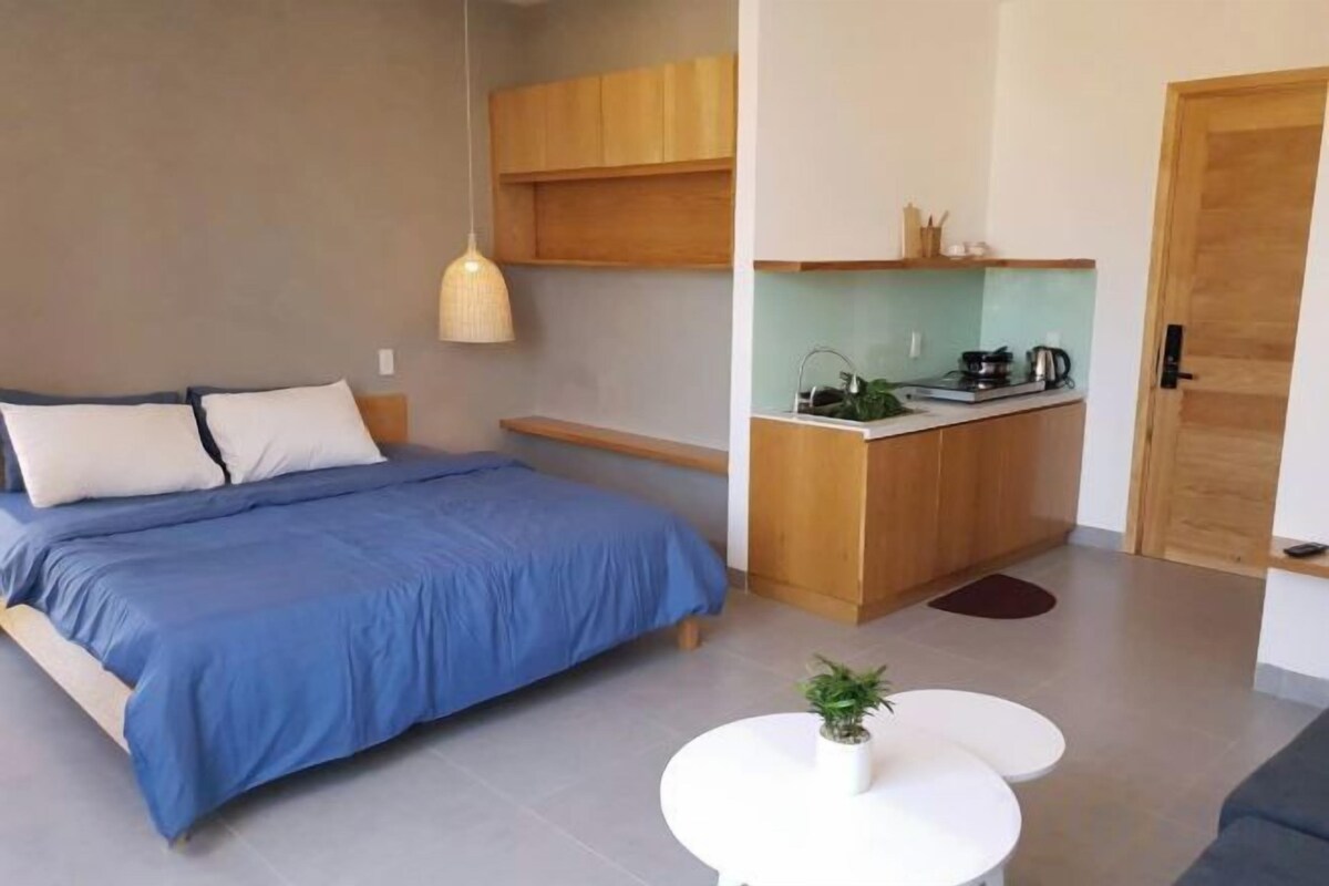 Egyptian cotton sheets, premium bedding, soundproofing, WiFi (free)
