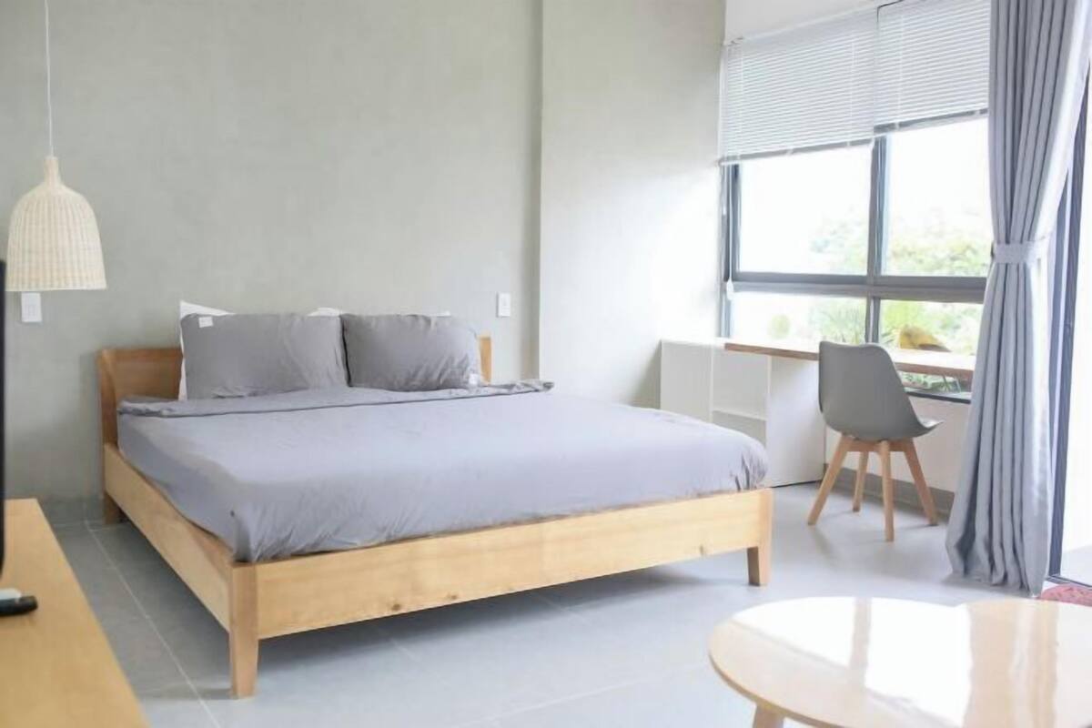 Egyptian cotton sheets, premium bedding, soundproofing, WiFi (free)