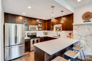 Jääkaappi, mikroaaltouuni, uuni, liesi