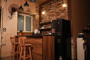 Full-sized fridge, microwave, stovetop, cookware/dishes/utensils - Holy Sheet Hostel (Cairo)