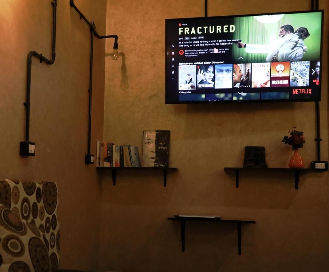 Un televisore fissato a parete mostra il film 'Fractured'.