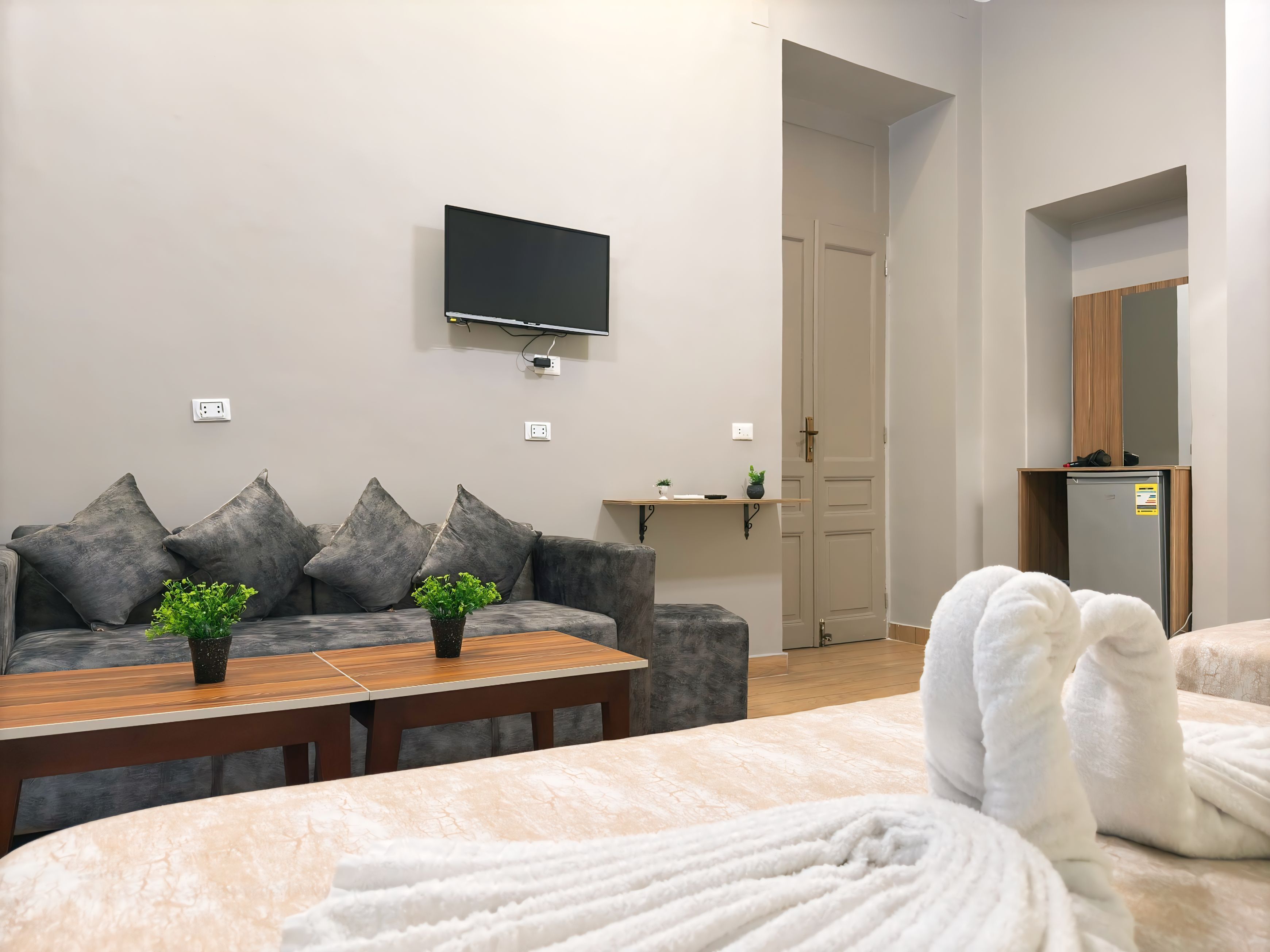 Deluxe Quadruple Room, Berbilang Katil, Balcony, City View | Langsir/tirai gelap terus, kalis bunyi, Wi-fi percuma, cadar katil 