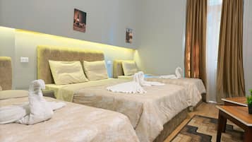 Habitación cuádruple Deluxe, varias camas, balcón, vista a la ciudad | Cortinas blackout, insonorización, wifi gratis y ropa de cama