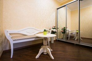 Luxury-Zimmer, 1 King-Bett, Nichtraucher, Stadtblick | Hochwertige Bettwaren, Daunenbettdecken, Zimmersafe, Schreibtisch