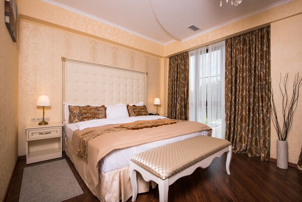 Luxury-Zimmer, 1 King-Bett, Nichtraucher, Stadtblick | Hochwertige Bettwaren, Daunenbettdecken, Zimmersafe, Schreibtisch