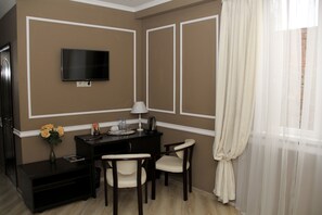 Comfort-Doppelzimmer | Hochwertige Bettwaren, Daunenbettdecken, Zimmersafe, Schreibtisch