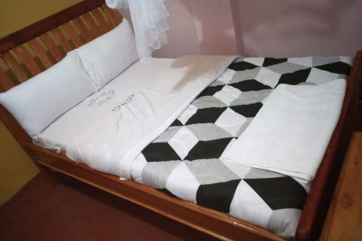 Escritorio y ropa de cama