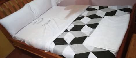 Chambre Double Standard | Bureau, draps fournis