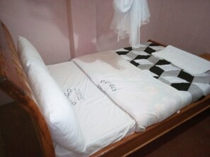 Standard Double Room | Desk, bed sheets - Bongo Restaurant & Hotel (Nairobi)