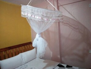 Standard Double Room | Desk, bed sheets - Bongo Restaurant & Hotel (Nairobi)