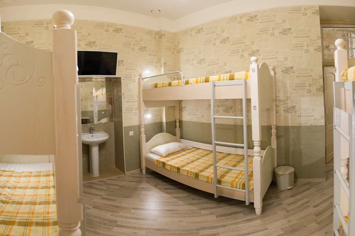 Shared Dormitory, Mixed Dorm (6 beds) | Individually furnished, laptop workspace, soundproofing, bed sheets