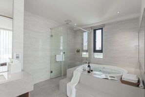Double Room (202) | Bathroom | Free toiletries, hair dryer, slippers, towels - Ai Mei Homestay (Huxi)