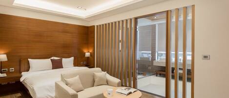 Double Room (102) | Desk, bed sheets