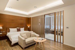 Double Room (102) | Desk, bed sheets - Ai Mei Homestay (Huxi)