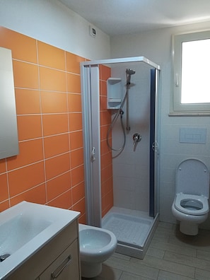 Deluxe Double Room (Mandorla) | Bathroom | Shower, hair dryer, bidet, towels - Casa del Nonno (Castrofilippo)