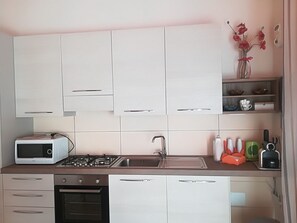 Full-size fridge, oven, dishwasher, cookware/dishes/utensils - Casa del Nonno (Castrofilippo)