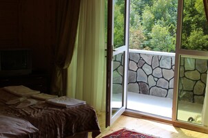 4 bedrooms, iron/ironing board, free WiFi