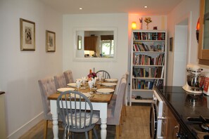 Dining - LINTON - 3 bed, 3 ensuite. Sleeps 6. Short walk to harbour, beach and coast path (Mevagissey)