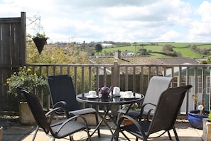 Outdoor dining - LINTON - 3 bed, 3 ensuite. Sleeps 6. Short walk to harbour, beach and coast path (Mevagissey)