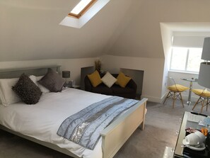 3 bedrooms, iron/ironing board, travel crib, free WiFi - LINTON - 3 bed, 3 ensuite. Sleeps 6. Short walk to harbour, beach and coast path (Mevagissey)