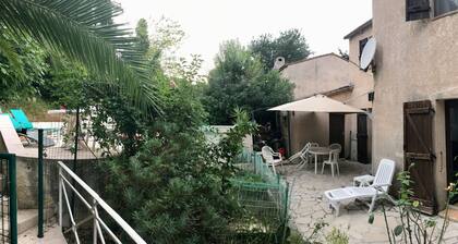 Chambre privée 2 pers à l'étage d'une maison avec piscine PROCHE CANNES