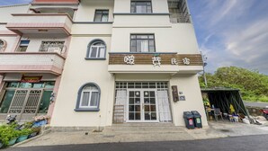 A two-story building with a sign that reads "Ohm's House." - Bo Ya Homestay (Liuqiu)