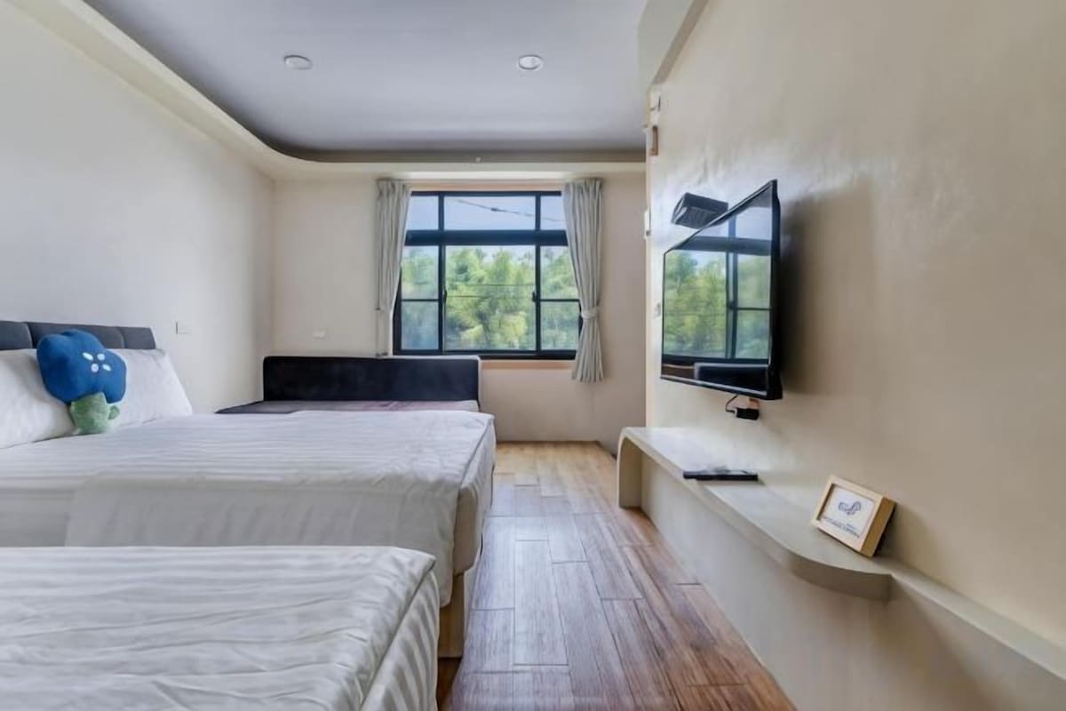 Blackout drapes, WiFi (free)