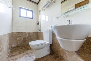 Habitación cuádruple Confort | Baño | Regadera, secadora de cabello, pantuflas, toallas 