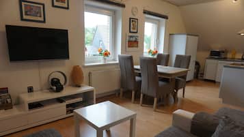 Apartment (Obergeschoss) | Essbereich im Zimmer