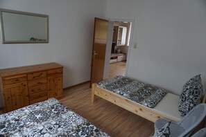 公寓式客房, 一层 | 2 多间卧室、办公桌、遮光窗帘、熨斗/熨板