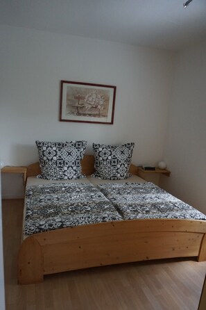 Leilighet, 1. etasje | 2 soverom, skrivebord, blendingsgardiner og strykejern/-brett