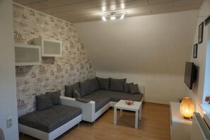 Departamento (Obergeschoss) | Área de sala de estar | Televisión de pantalla plana de 40 pulgadas con canales vía satélite