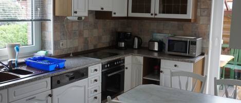 Refrigerador con freezer, microondas, horno, placa de cocina