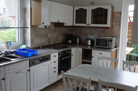 Refrigerador con freezer, microondas, horno, placa de cocina