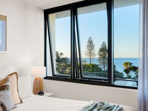 Departamento, 3 habitaciones, vista al océano | Decoración personalizada, muebles diferentes y insonorización 