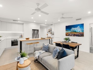 Apartamento, 3 habitaciones, vistas al mar | Zona de estar | Una televisión de pantalla plana