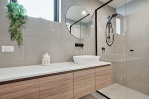 Two Bedroom Ocean View Apartment | Bathroom - Allure Mooloolaba (Mooloolaba)