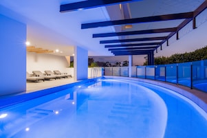 Piscine extérieure, piscine chauffée, chaises longues
