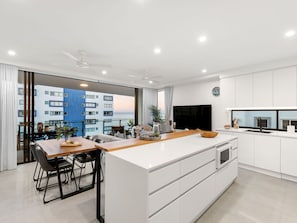 Apartamento, 3 habitaciones, vistas al mar | Cocina privada | Frigorífico grande, microondas, horno y placa de cocina