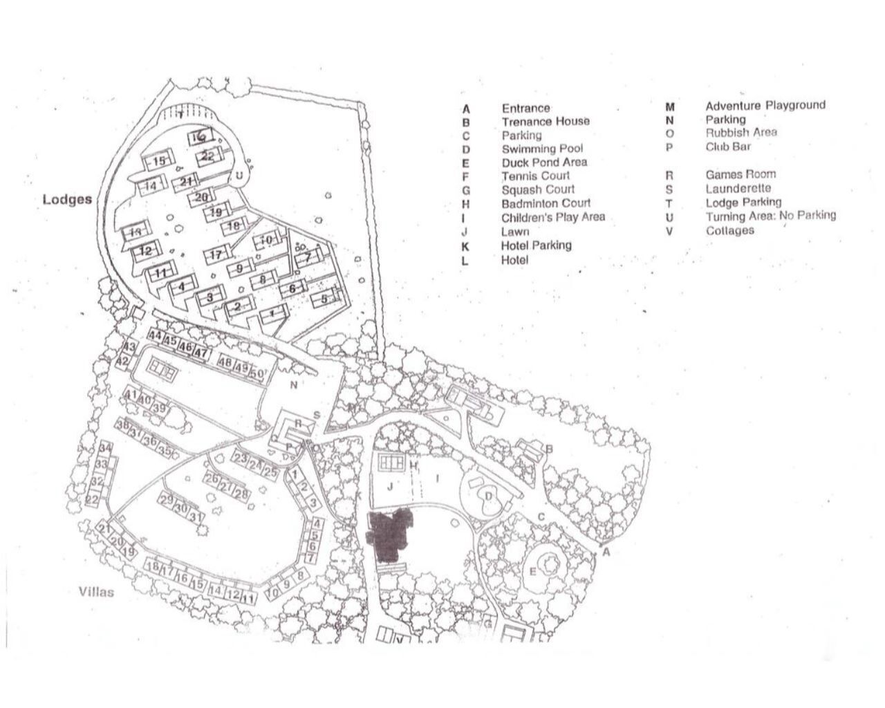 Distribución detallada de un resort, con zonas identificadas que incluyen alojamientos, villas y diversas instalaciones como una cancha de tenis y una piscina.