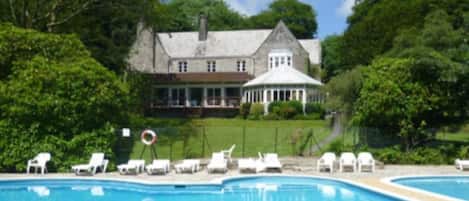 Cabane, salle de bains commune, vue jardin (Villa 7) | Extérieur
