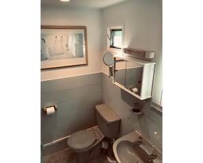 Cabaña, baño compartido, vista al jardín (Villa 7) | Baño