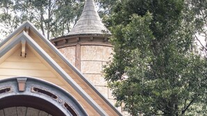 Un edificio con uno stile architettonico distintivo, caratterizzato da un tetto curvo e una torre a cono.