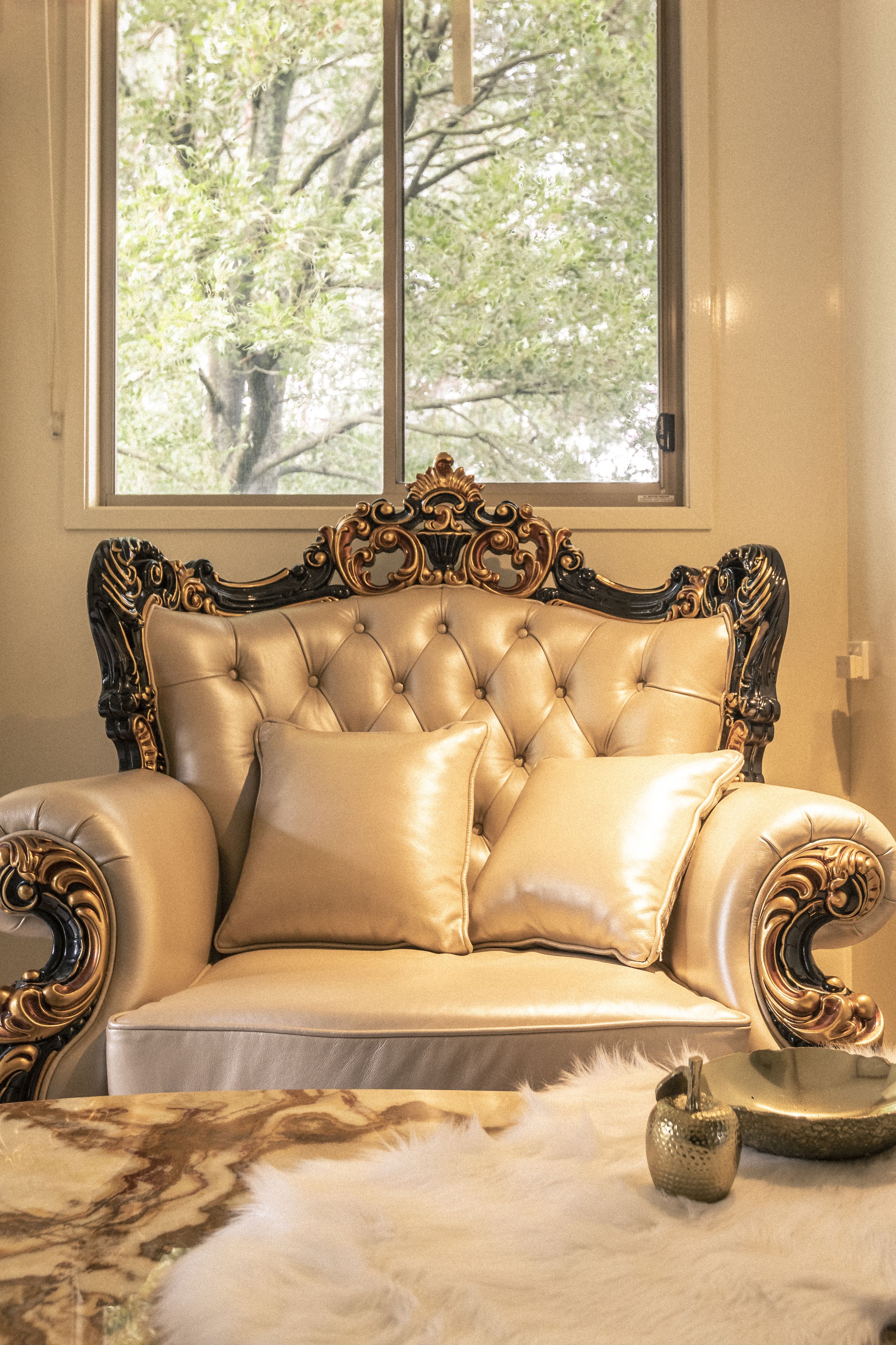 Shakespearean Inspired Camelot Tower | Area keluarga | TV layar datar