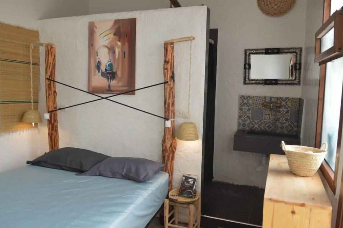 Free WiFi, bed sheets