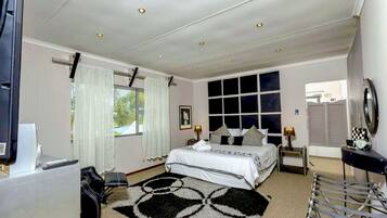 6 Schlafzimmer, Zimmersafe, Schreibtisch, Bügeleisen/Bügelbrett