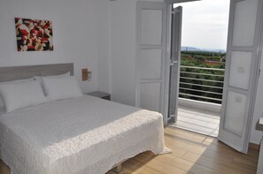 Suite, 2 Bedrooms, Sea View (Split level) | Free WiFi, bed sheets