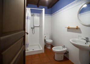 Shower, hair dryer, towels, soap - Casa Rural Goikola (Deba)