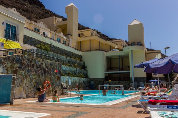Outdoor pool, open 10:00 AM to 6:00 PM, pool umbrellas, pool loungers